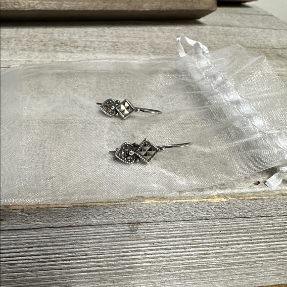 925 sterling silver great shape stamped marcasite heart square wire earrings - Picture 5 of 5